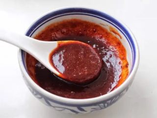 3、部队火锅,准备一个小碗放入辛拉面的粉包、韩式辣酱、酱油和糖，混合搅拌均匀成酱汁。