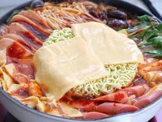 8、部队火锅,在中间位置放上拉面的面饼，上面盖两片芝士片。