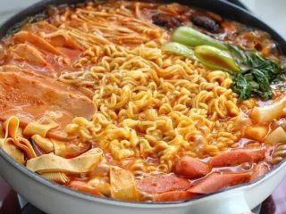 9、部队火锅,待拉面煮熟、芝士融化，搅拌均匀关火即可。