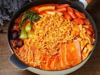 10、部队火锅,汤汁浓郁、美味诱人的部队火锅就做好了。