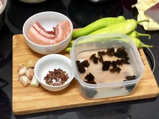 1、嫩绿纷红不自愁➕尖椒木耳回锅肉,全部食材：五花肉150g，尖椒4颗，干木耳一小把温水泡发，大红袍花椒少许，蒜三瓣，姜一小块，葱白一小段，干辣椒三颗