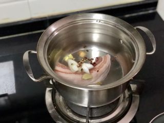 2、嫩绿纷红不自愁➕尖椒木耳回锅肉,五花肉划去肉皮表面脏东西，清洗干净，放入锅中加适量清水，加入葱白姜片几颗花椒，开火