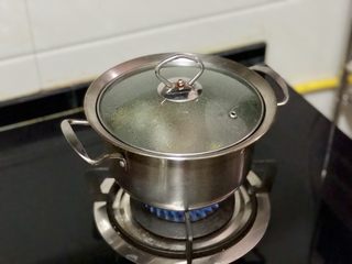 4、嫩绿纷红不自愁➕尖椒木耳回锅肉,加盖中小火煮约10分钟到五花肉七成熟，插入筷子，拔出没有血水渗出。把五花肉捞出可以冻入冰箱，方便等会切片。