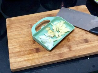 6、嫩绿纷红不自愁➕尖椒木耳回锅肉,蒜切片，姜切两片，葱白斜刀切段