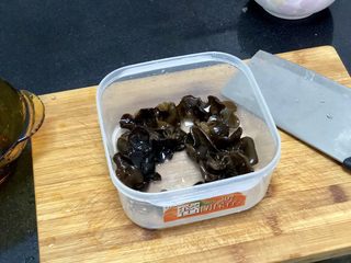 8、嫩绿纷红不自愁➕尖椒木耳回锅肉,泡发好的木耳，在流动水下揉搓洗净