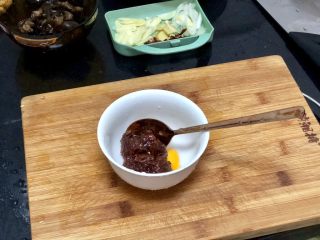 12、嫩绿纷红不自愁➕尖椒木耳回锅肉,回锅肉不可缺少的郫县豆瓣酱，来两勺