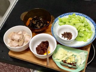 13、嫩绿纷红不自愁➕尖椒木耳回锅肉,全部食材准备好了，开始下锅吧