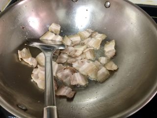 15、嫩绿纷红不自愁➕尖椒木耳回锅肉,小火煸出油脂，到肉片微微卷曲，把肉片捡出，过多的油脂可以盛出。