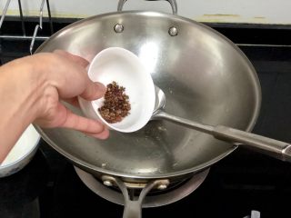 16、嫩绿纷红不自愁➕尖椒木耳回锅肉,留底油，加入花椒，小火煸香后把挂件捞出