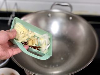 17、嫩绿纷红不自愁➕尖椒木耳回锅肉,加入葱白蒜片姜片，阿晨还加了一点剪碎的干辣椒