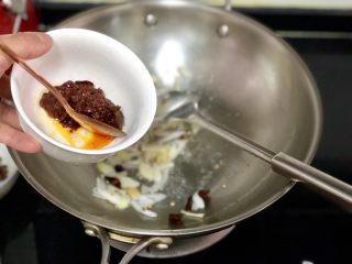 18、嫩绿纷红不自愁➕尖椒木耳回锅肉,煸香后加入郫县豆瓣酱，小火煸出红油