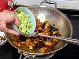 22、嫩绿纷红不自愁➕尖椒木耳回锅肉,加入青椒块，翻炒一分钟