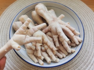 3、香辣卤鸡爪,鸡爪剪去脚趾，清洗干净。