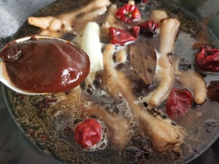12、香辣卤鸡爪,加入一勺甜面酱。