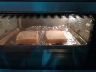 2、缤纷三明治,我比较喜欢吐司片稍脆的口感，放进烤箱里，150烤了三分钟。