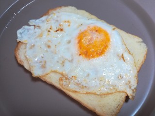 6、缤纷三明治,放上煎好的鸡蛋。