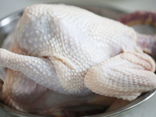 4、胡椒猪肚鸡,鸡去头去屁股清洗干净；