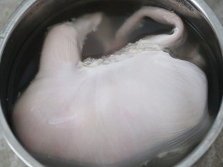 5、胡椒猪肚鸡,把所有药材塞进鸡肚，把鸡脚弯回鸡屁股里，把猪肚口剪宽一点，把鸡塞进去，然后用绵绳绑好猪肚，放进高压锅，加入几乎没过的水量，炖40分钟，出锅晾凉后切块放回汤里，加盐调味再滚开即可上桌。