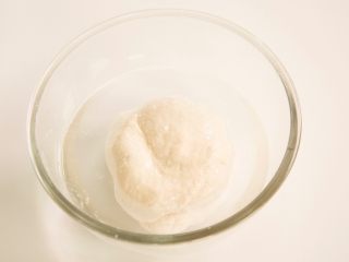 2、自制健康凉皮,醒好后倒入水，没过面团。