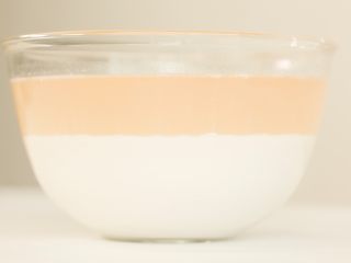 5、自制健康凉皮,把所有洗出的粉浆倒入一个盆中，沉淀6-7个小时。缓缓倒出上面的清水，将余下的面浆搅拌均匀。