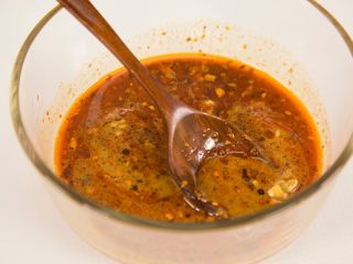 9、自制健康凉皮,黄瓜切丝，蒜泥，白砂糖，食盐，香油，白醋，豆豉酱，辣椒，胡椒粉，芝麻酱，香菜适量、黄瓜适量混合搅拌均匀。