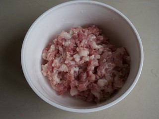 2、煎酿豆腐,猪肉剁成末。
