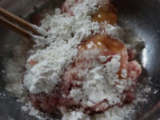 3、煎酿豆腐,猪肉末里加入姜蒜末、酒、盐、生粉，11克鲍鱼汁和胡椒粉调味。