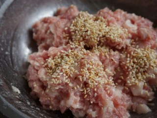 4、煎酿豆腐,加入芝麻拌均匀。