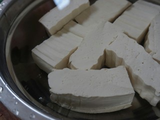 5、煎酿豆腐,将豆腐从中间切开，一分为二。
