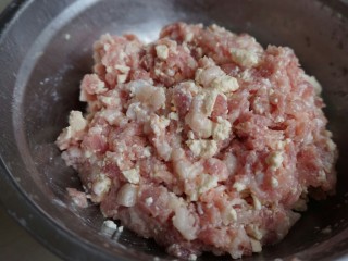 9、煎酿豆腐,一起拌均匀。