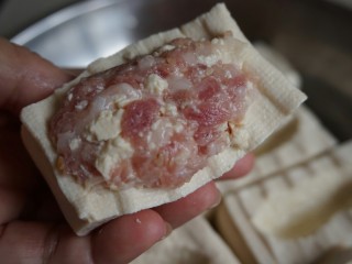 10、煎酿豆腐,然后将肉馅填回刚才挖出来的坑里，要压得紧实一点。