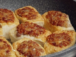 14、煎酿豆腐,大概煎四、五分钟，煎至金黄翻面，继续煎几分钟。侧面也煎一下。