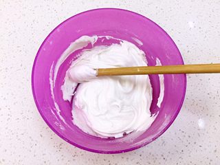 2、小鸡闹元宵,取30克糯米粉加入40克水上锅蒸熟