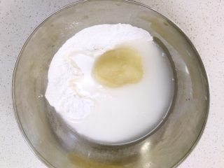 4、小鸡闹元宵,将剩余的170克糯米粉，120克水，糖粉，搅匀揉成团