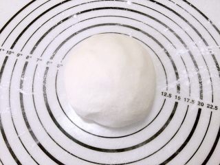 5、小鸡闹元宵,揉好的面团用保鲜膜包起来防止干燥