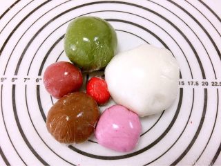 6、小鸡闹元宵,根据需要分面团，然后加入可可粉等，加的时候一点一点加，直加到自己想要的颜色就好