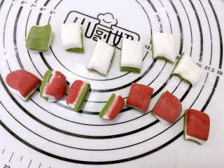 7、小鸡闹元宵,三色元宵：三种颜色的面团搓成条压扁，叠在一起，切成15克左右的剂子后，搓成球。小鸡元宵：白色的面团分13克一个的剂子搓球。小熊元宵：可可色面团分15克一个的剂子