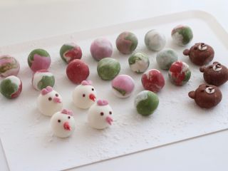 9、小鸡闹元宵,给小鸡和小熊做五官后用水粘起来摆好