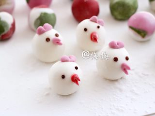 10、小鸡闹元宵,是不是很可爱哦，锅里烧水，水开后将元宵放入锅里，慢慢搅动，煮至元宵漂浮起来就是熟了