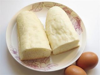 1、黄金香辣脆饼,准备好两块剩馍，最好是在冰箱里冻过的，切的时候容易成型，不会掉渣