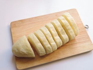 2、黄金香辣脆饼,将馍切成0.5厘米厚的片，不要太薄，太薄容易炸焦