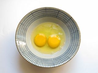 3、黄金香辣脆饼,鸡蛋备好，如果喜欢吃特别脆的，也可以不用鸡蛋