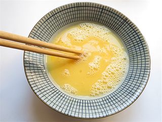 4、黄金香辣脆饼,将鸡蛋液搅拌均匀