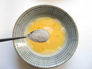 5、黄金香辣脆饼,加入一勺盐调匀