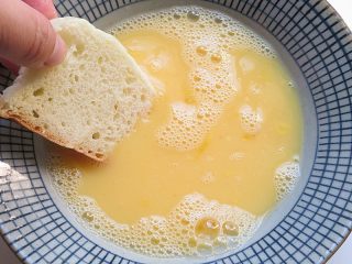 6、黄金香辣脆饼,将每一块馍片均匀蘸上鸡蛋液
