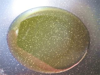 7、黄金香辣脆饼,平底锅预热，注入足够多的油，