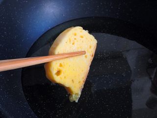 8、黄金香辣脆饼,油温烧至3成热，放一块馍片试一下油温，泛起微微的油花即可全部放进去慢火煎炸