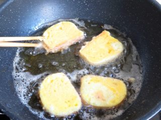9、黄金香辣脆饼,注意勤翻面，将所有的馍片炸至两面金黄