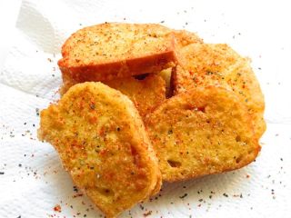 11、黄金香辣脆饼,在馍片上撒上少许黑椒粉、和辣椒面