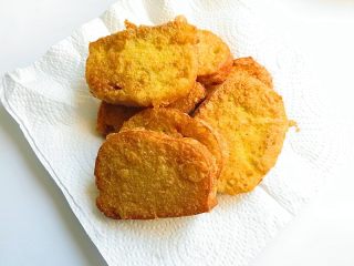 10、黄金香辣脆饼,炸好的馍片及时夹出来放在厨房纸上控油